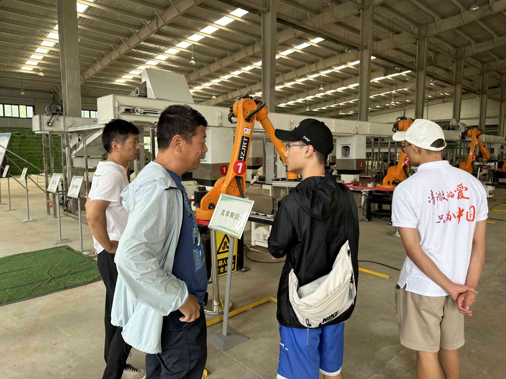 蘇大學(xué)子探索農(nóng)業(yè)現(xiàn)代化之旅：器在耕者手，科技助農(nóng)興。