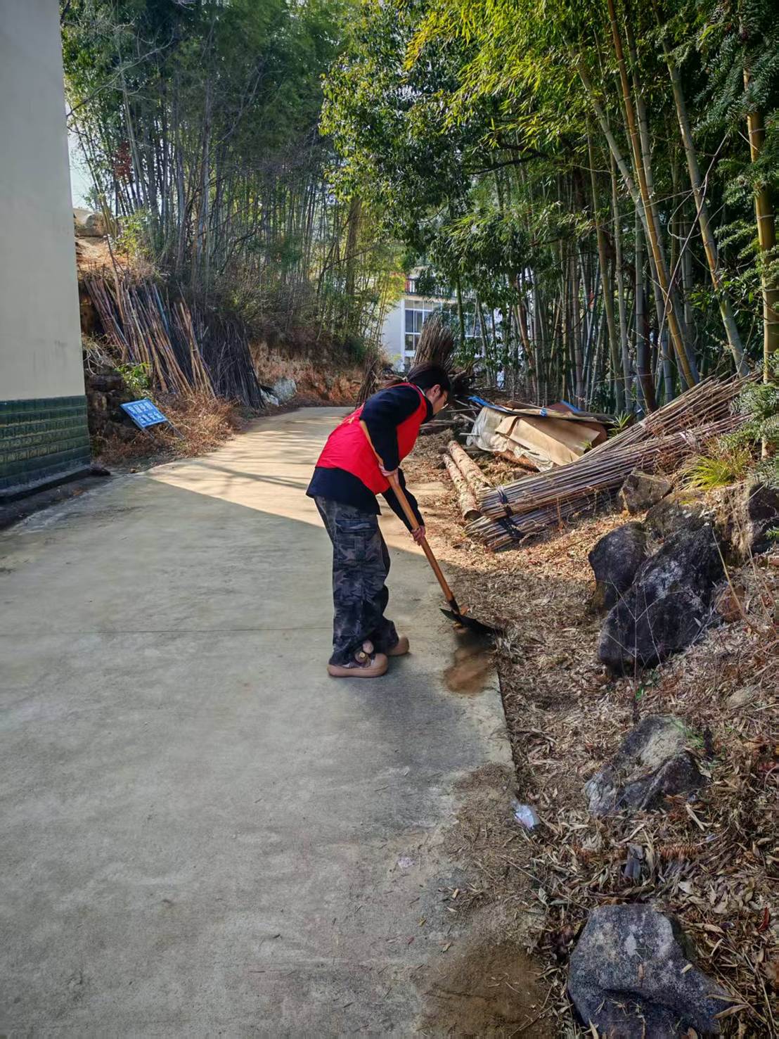 青春力量暖寒冬 鄉(xiāng)路清障護平安