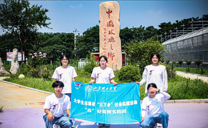 山東理工大學(xué)管理學(xué)院“玫”好藍(lán)圖實(shí)踐團(tuán)走訪濟(jì)南市平陰縣玫瑰產(chǎn)區(qū)