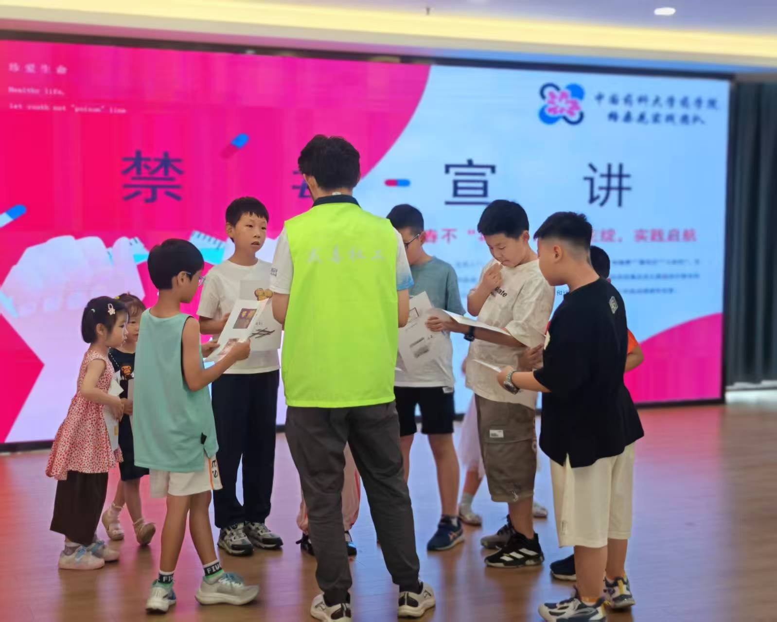 格?；ㄩ_,無(wú)毒未來(lái)——中國(guó)藥科大學(xué)“格桑花”實(shí)踐團(tuán)隊(duì)三線并進(jìn)筑禁毒長(zhǎng)城