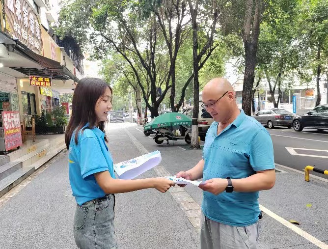 河匯電商潮，海聚智策源-河海學(xué)子發(fā)放傳單擴大實踐活動參與度