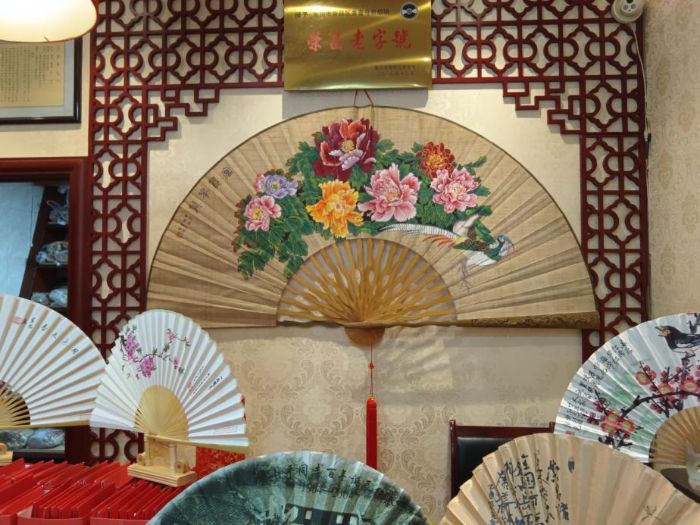 重慶人文科技學(xué)院榮昌四珍非遺探研：走進榮昌折扇廠，探尋非遺傳承之路