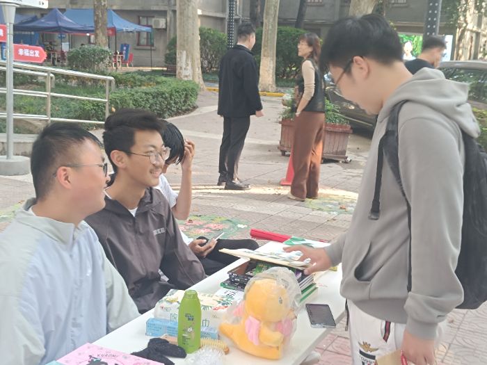 “義舉匯流彰大愛(ài)，赤心饋暖映丹忱”——西安交通大學(xué)軟件2502團(tuán)支部成功舉辦校園愛(ài)心義賣活動(dòng)
