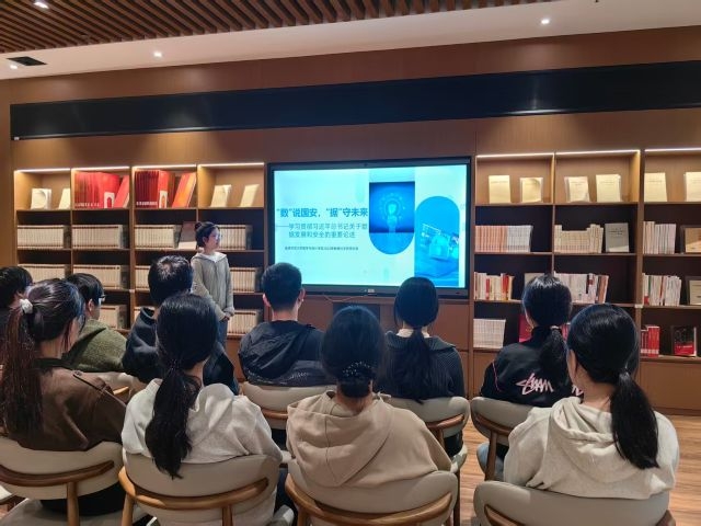 福師大數(shù)統(tǒng)院2023級(jí)數(shù)據(jù)科學(xué)班團(tuán)支部開展“‘?dāng)?shù)’說(shuō)國(guó)安，‘據(jù)’守未來(lái)”理論學(xué)習(xí)會(huì)