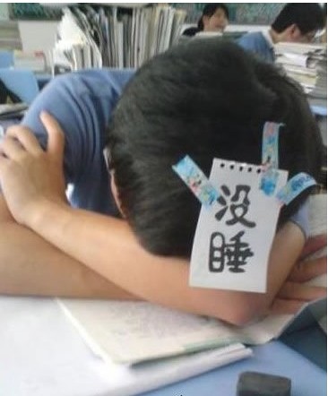 學(xué)生在教室里奇葩的睡覺方式