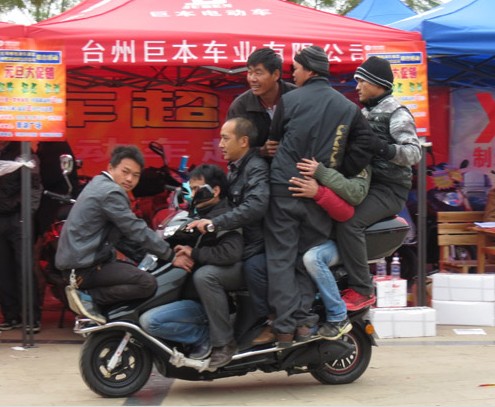 原來(lái)電動(dòng)車(chē)可以這樣騎，漲姿勢(shì)了