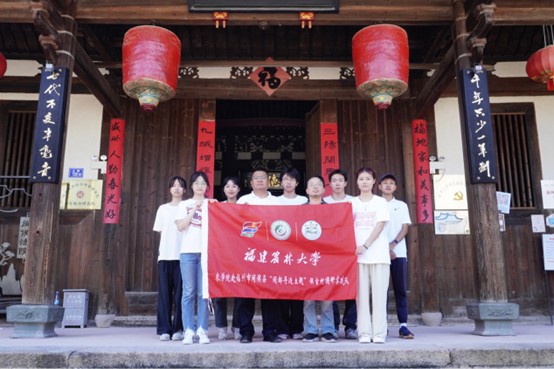 實(shí)踐隊(duì)與侯官村黨委書記王國志合影