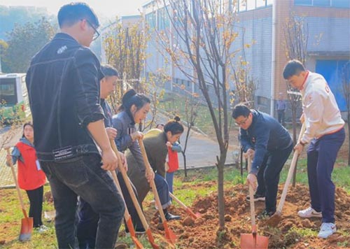 湖科大“‘植’此青綠，不負(fù)春光”義務(wù)植樹活動(dòng)
